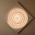 LED-hinterleuchtetes Mandala auf Holz-Unterbau mit Acrylglas-Abdeckung. Die RGB-Beleuchtung sorgt für anpassbare Farbstimmungen per App oder Fernbedienung. Ideal für Meditationsräume, moderne Innenarchitektur und zeitgenössische Lichtkunst.