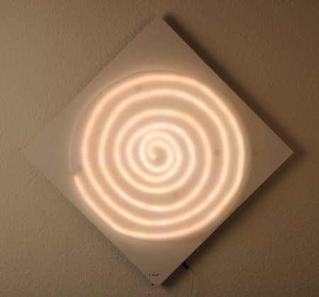 LED-hinterleuchtetes Mandala auf Holz-Unterbau mit Acrylglas-Abdeckung. Die RGB-Beleuchtung sorgt für anpassbare Farbstimmungen per App oder Fernbedienung. Ideal für Meditationsräume, moderne Innenarchitektur und zeitgenössische Lichtkunst.