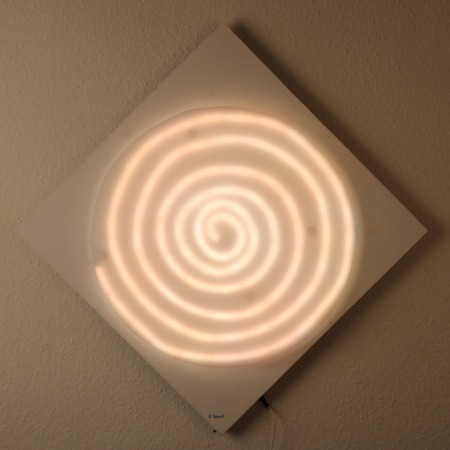 LED-hinterleuchtetes Mandala auf Holz-Unterbau mit Acrylglas-Abdeckung. Die RGB-Beleuchtung sorgt für anpassbare Farbstimmungen per App oder Fernbedienung. Ideal für Meditationsräume, moderne Innenarchitektur und zeitgenössische Lichtkunst.