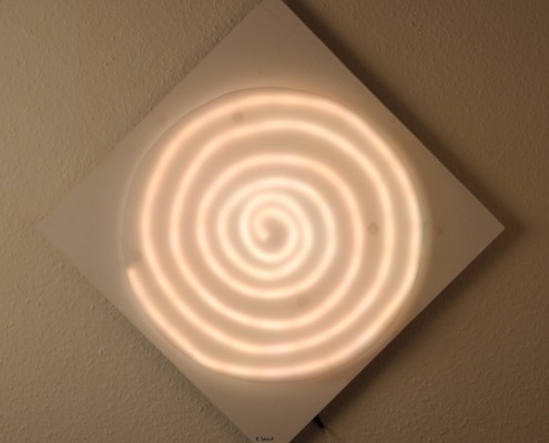 LED-hinterleuchtetes Mandala auf Holz-Unterbau mit Acrylglas-Abdeckung. Die RGB-Beleuchtung sorgt für anpassbare Farbstimmungen per App oder Fernbedienung. Ideal für Meditationsräume, moderne Innenarchitektur und zeitgenössische Lichtkunst.
