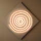 LED-hinterleuchtetes Mandala auf Holz-Unterbau mit Acrylglas-Abdeckung. Die RGB-Beleuchtung sorgt für anpassbare Farbstimmungen per App oder Fernbedienung. Ideal für Meditationsräume, moderne Innenarchitektur und zeitgenössische Lichtkunst.